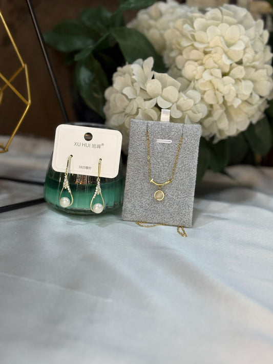 Bundle 20 – Fancy Pearl Earrings & Minimal Necklace